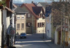 Enge Stra&szlig;e in einem Dorf mit alten H&auml;usern