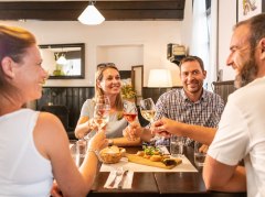 Vier Personen sto&szlig;en gemeinsam an. &copy; Dominik Ketz, Rheinhessen-Touristik GmbH