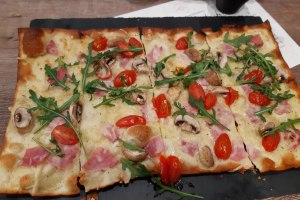 Flammkuchen mit Rucola, &copy; Weingut am Honigberg