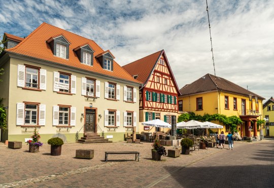 Historische Fachwerkh&auml;user an einem Marktplatz mit Sitzbereichen
