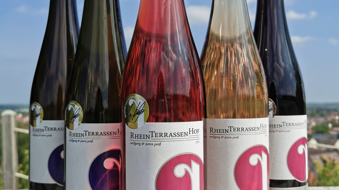 Weingut Rheinterrassenhof_Weinflasche, &copy; Weingut Rheinterrassenhof