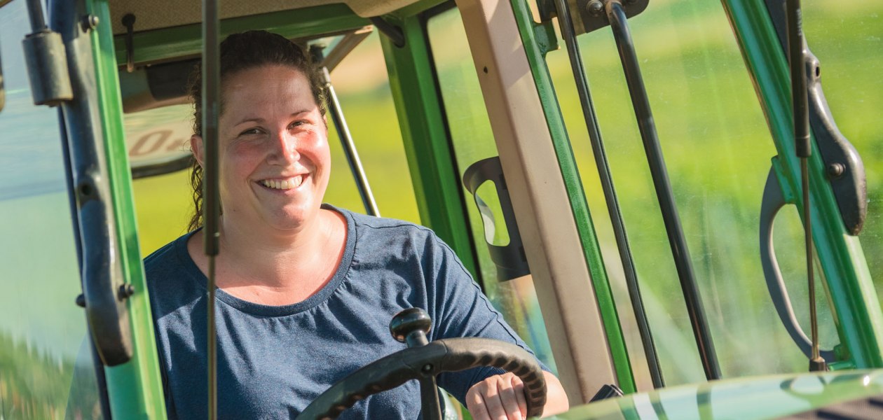 Weingut Hammen_Traktor und WInzerin, © Weingut Hammen