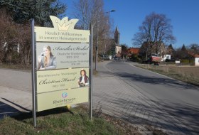 Ortseingangsschild mit Begr&uuml;&szlig;ung und Bildern der Deutschen Weink&ouml;nigin Annika Strebel und einer ehemaligen Rheinhessischen Weink&ouml;nigin 
