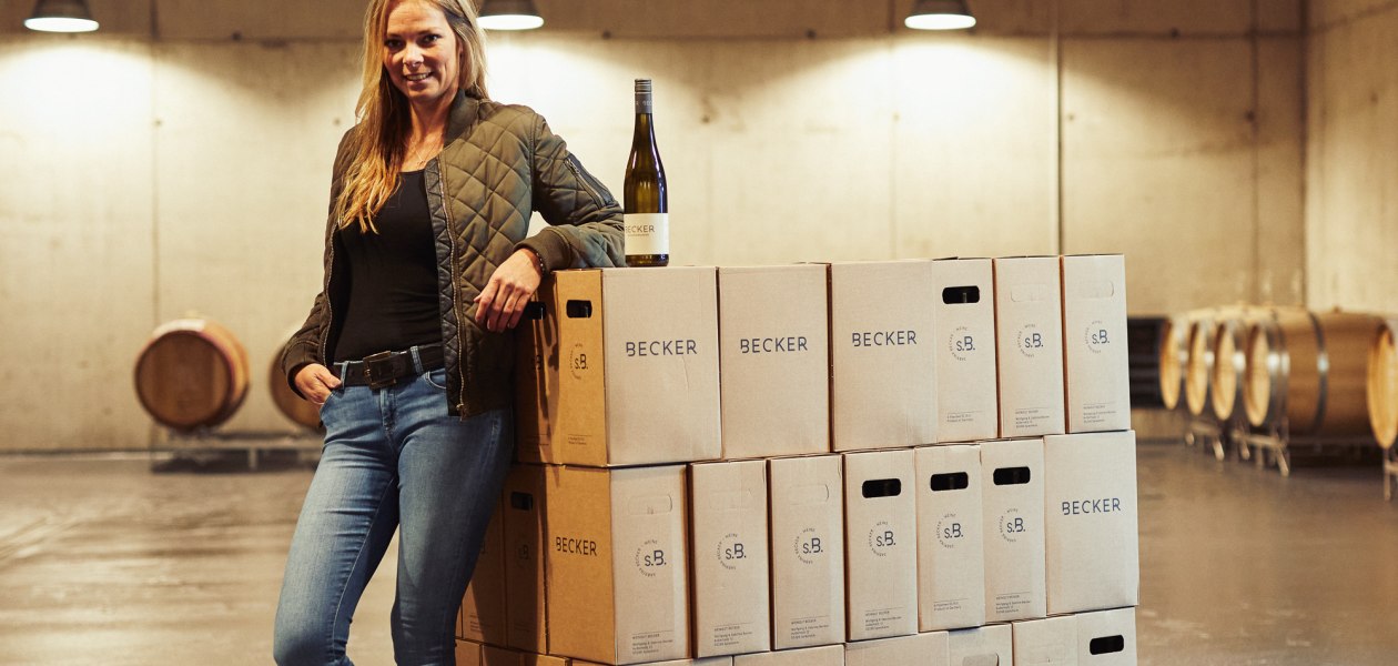 Weingut Becker_Winzerin Weinkisten, &copy; Peter Bender