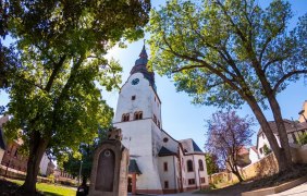 Niersteiner Martinskirche au&szlig;en &copy; inMEDIA