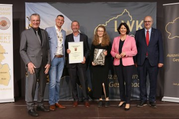 Ehrenpreis der Weinbruderschaft Rheinhessen zu St. Katharinen Oppenheim an das Weingut Weitzel, Ingelheim, &copy; LWK RLP / Alexander Sell