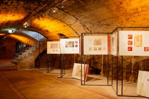 Ausstellung mit Infotafeln in einem Gew&ouml;lbekeller
